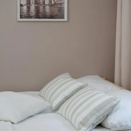 A Comfortable Near The Market Square By Renters Διαμέρισμα *